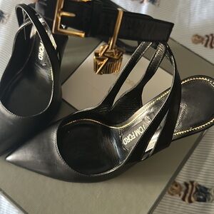 🔥FLASH SALE🔥 Tom Ford Black leather lock and key pumps